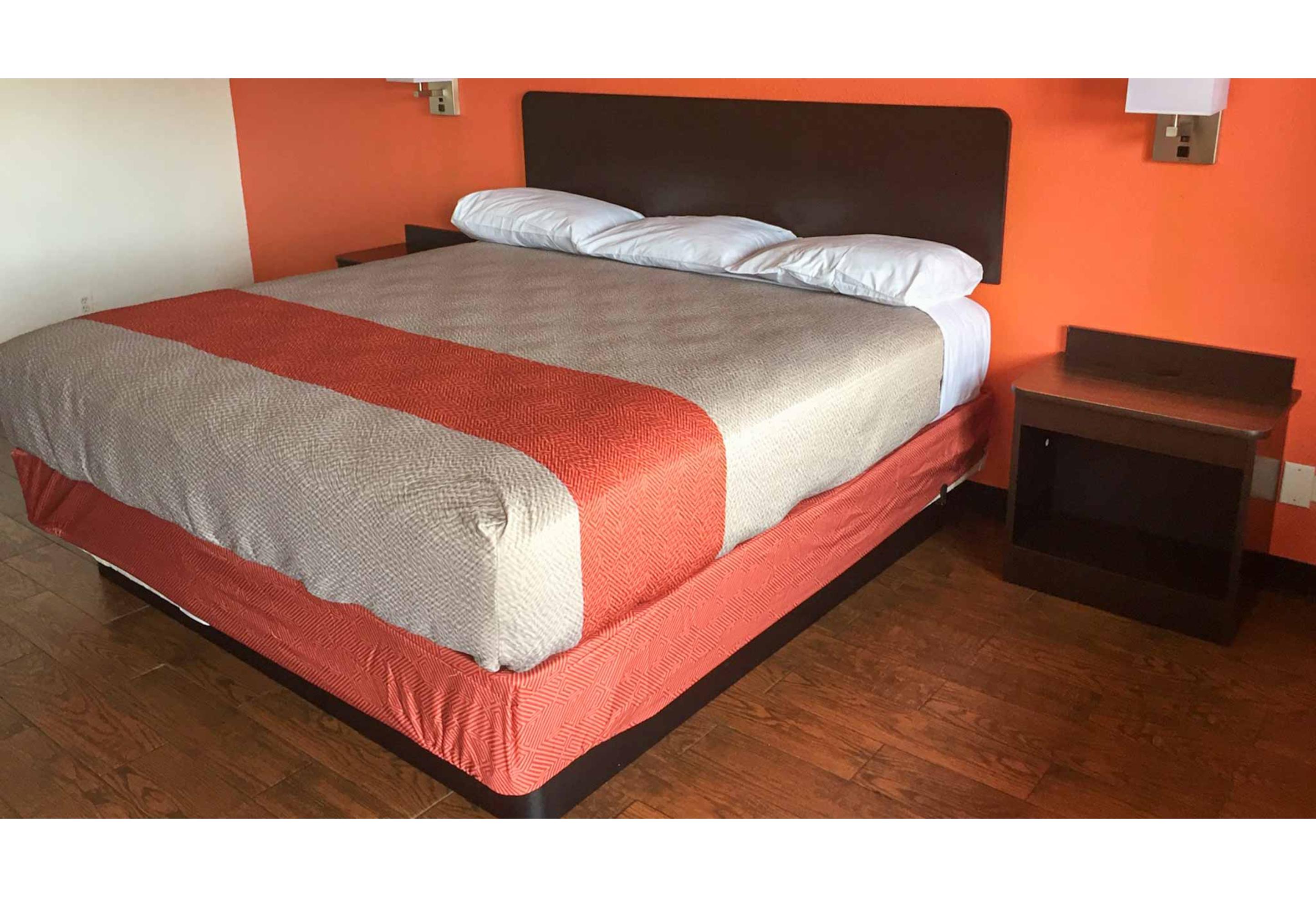 1 King Bed - Non-Smoking, Micfridge، Motel6 Waco, TX 2/5