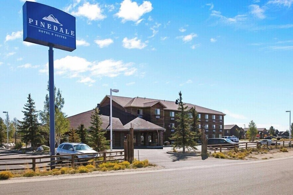 Pinedale Hotel & Suites 4/50