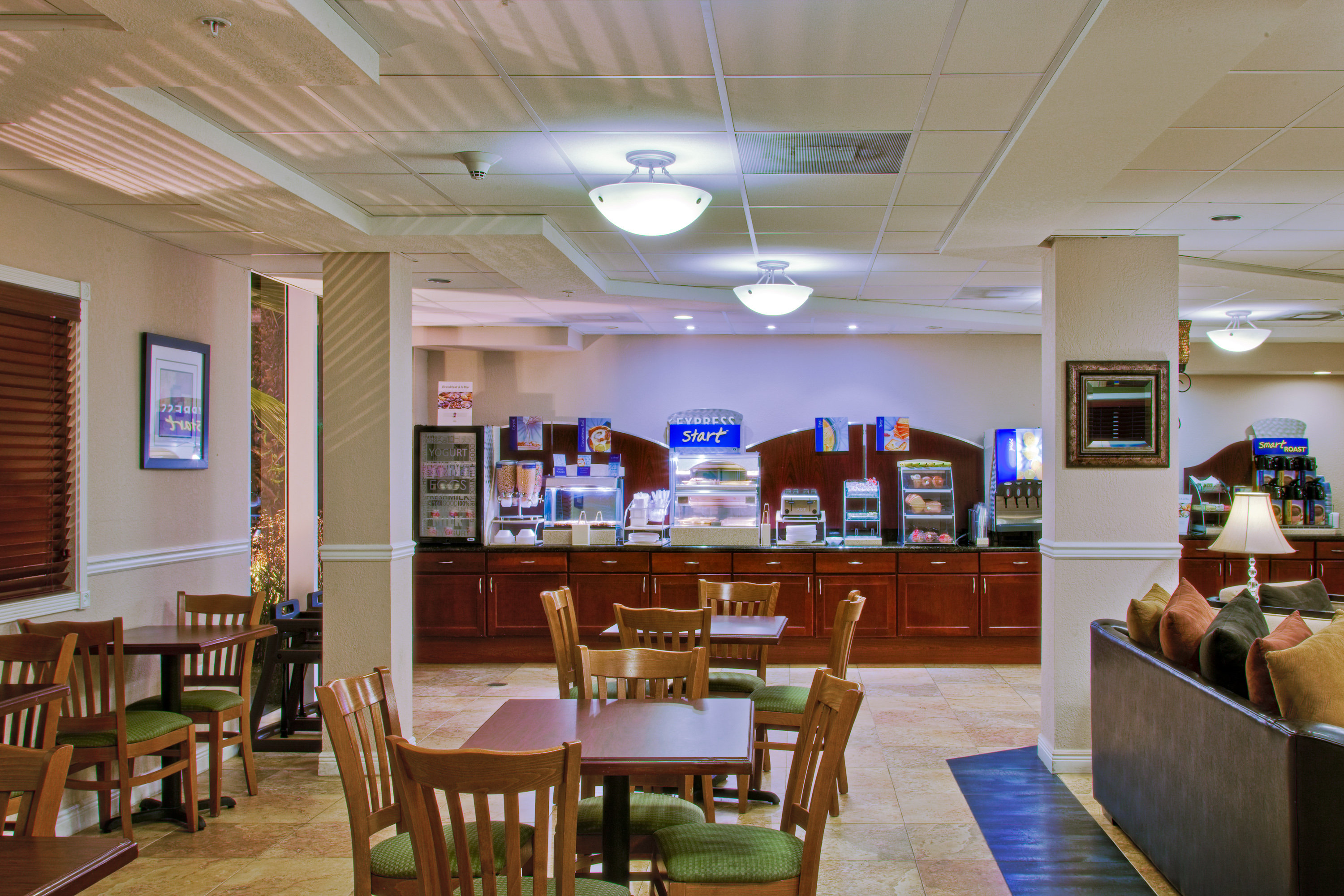 Holiday Inn Express West Palm Beach Metrocentre 58/74