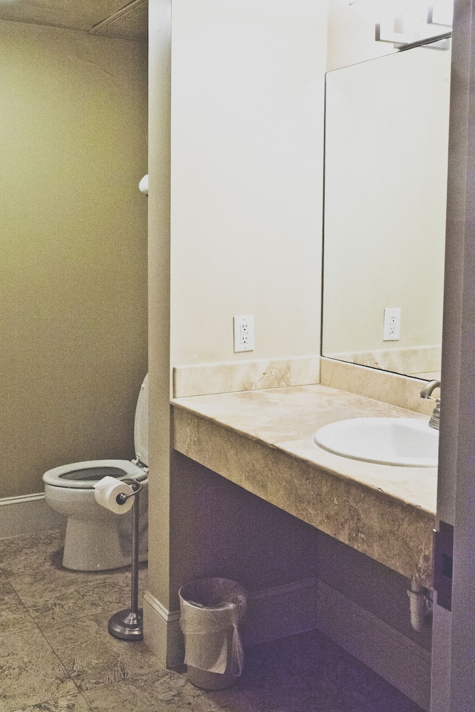 The Inn at Crestwood 23/65