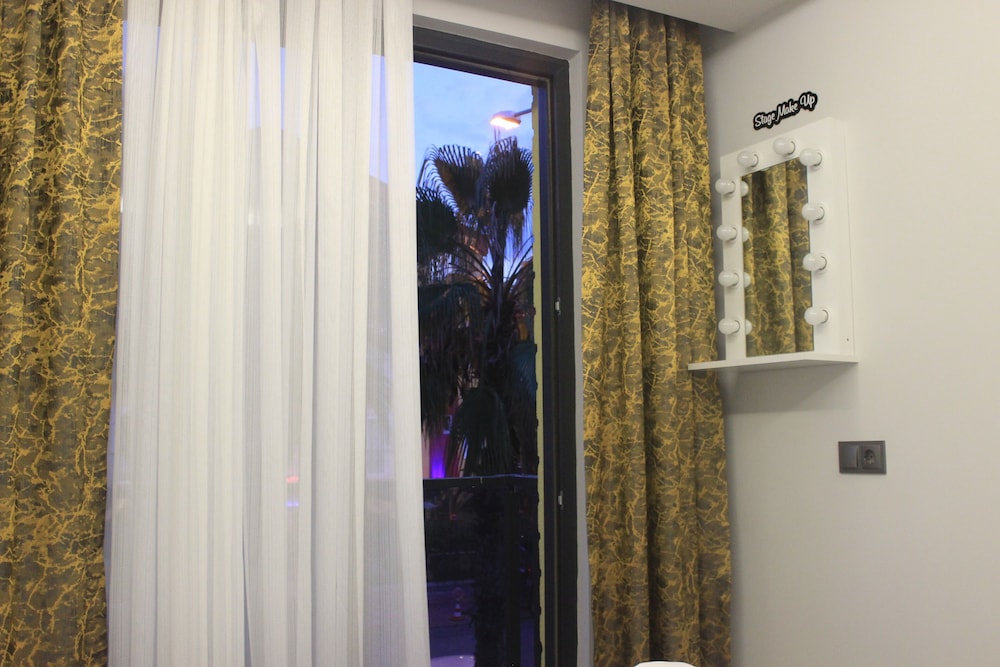 Retro Star Suites 22/38