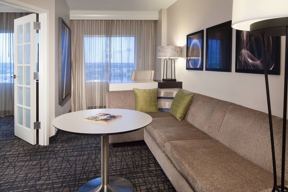 Marriott Suites Dallas Market Center 30/62