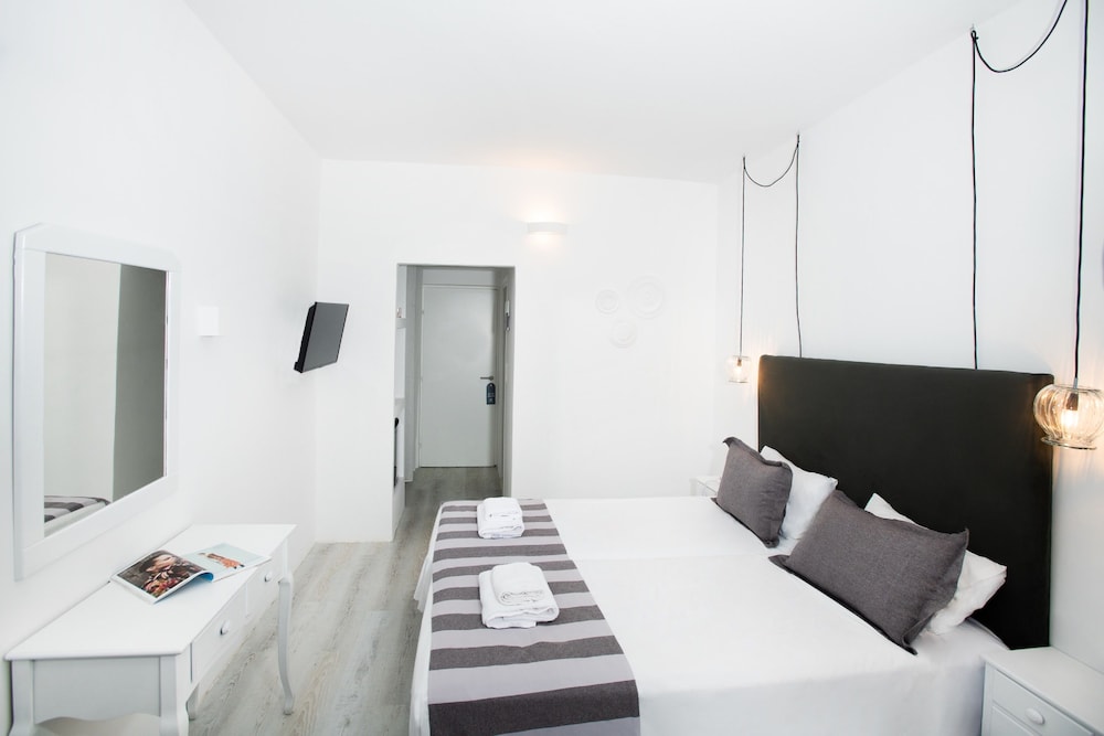 CLASSIC, DOUBLE BED, PARTIAL SEA VIEW