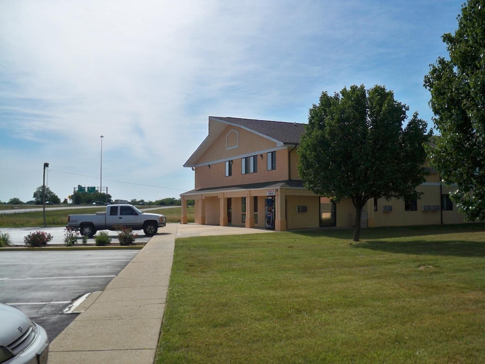 Economy Inn Wentzville 1/36