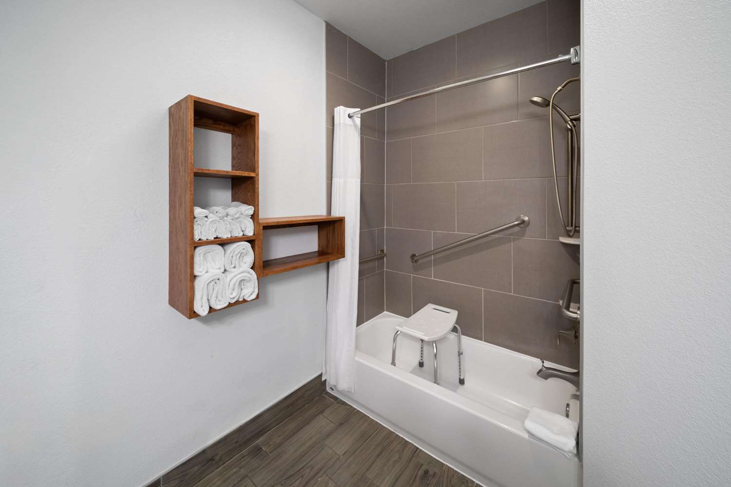 Days Inn & Suites by Wyndham Lubbock Medical Center 53/54