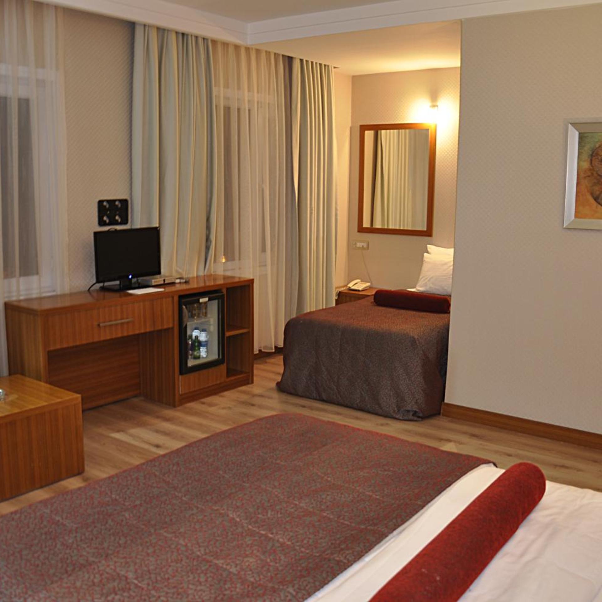 غرفة ثلاثية، Island Hotel 4/7