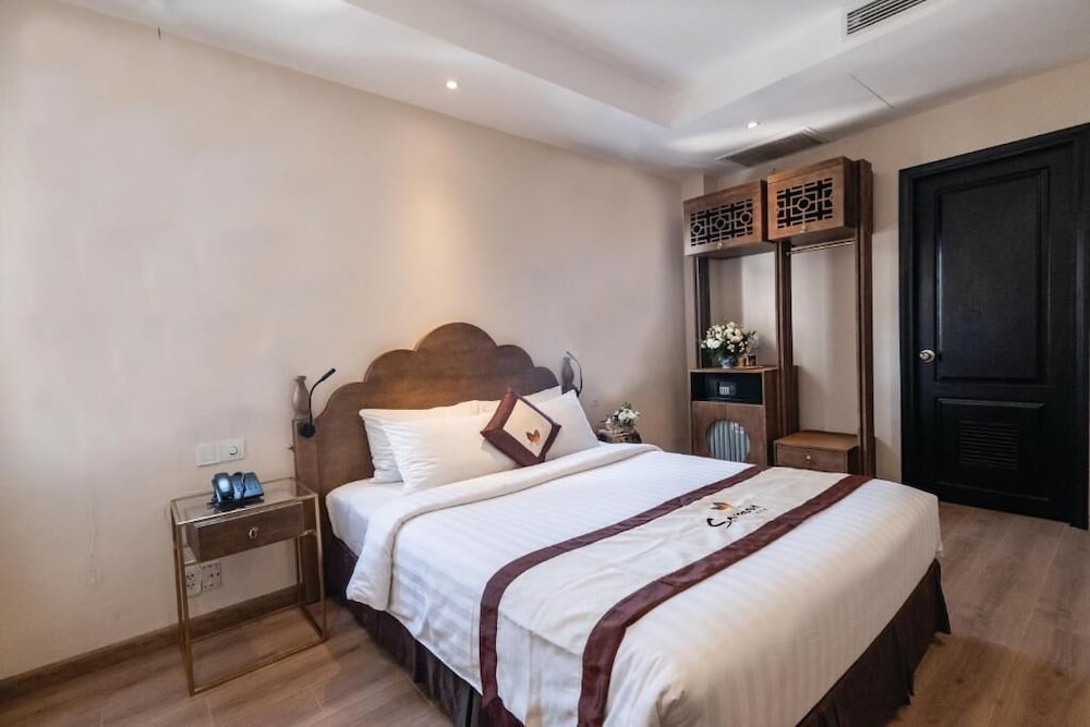 Deluxe, Queen Bed, No Window