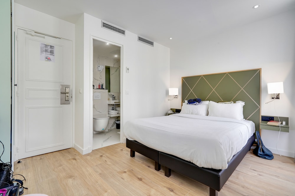 HOTEL B SQUARE 28/83