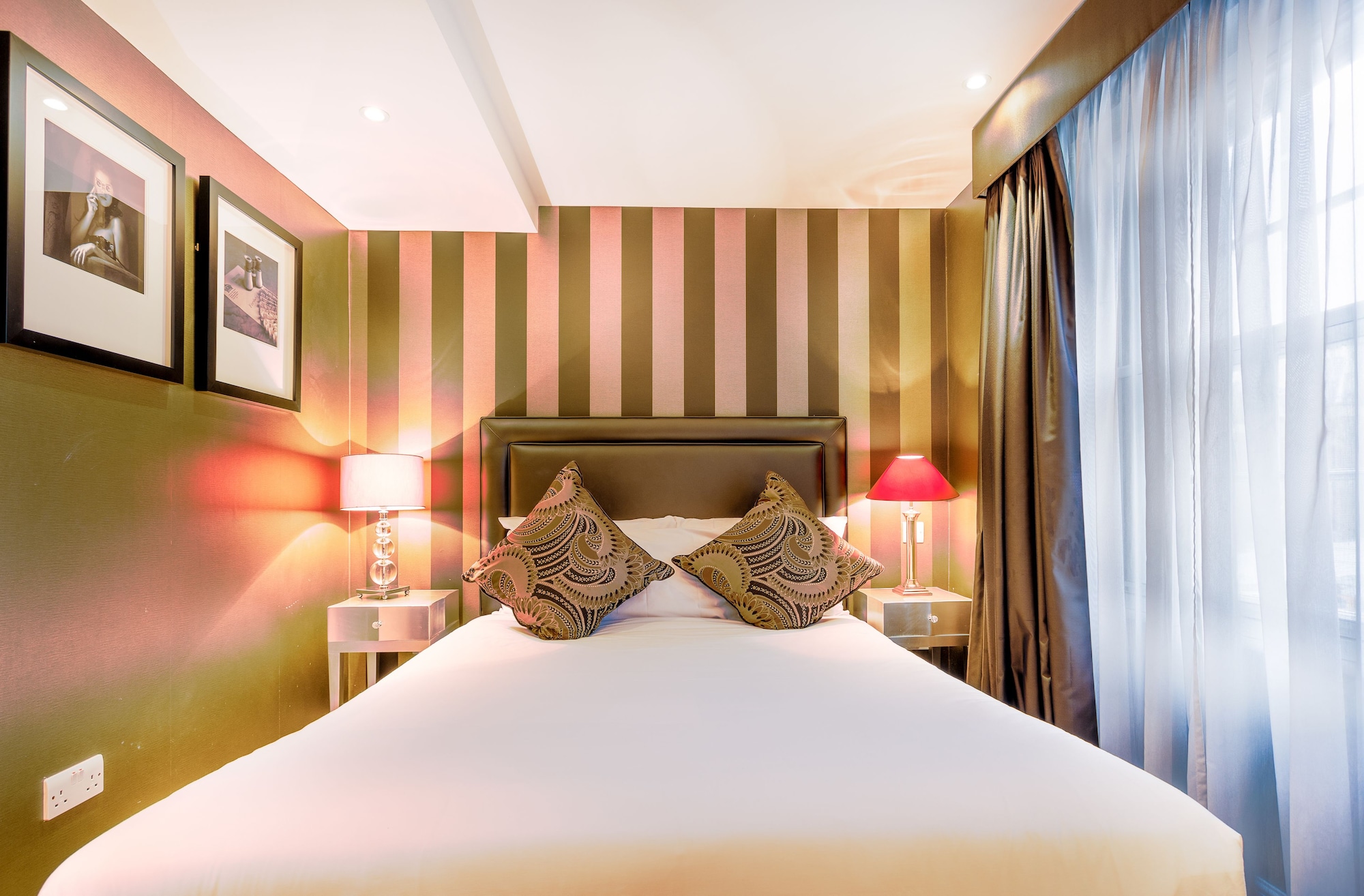 DELUXE, KING BED
