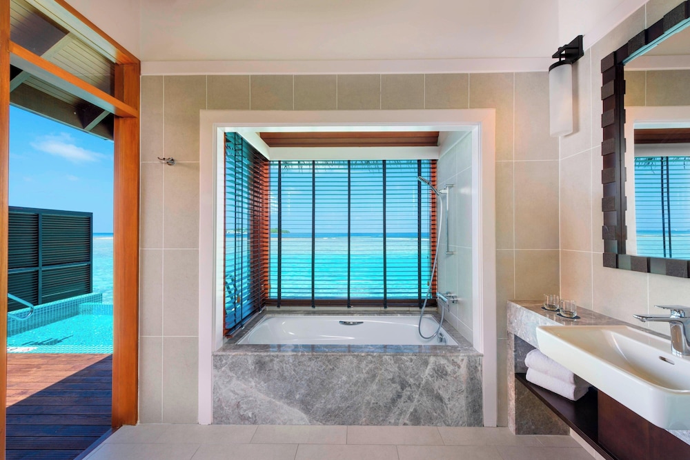 Sheraton Maldives Full Moon Resort & Spa 68/69