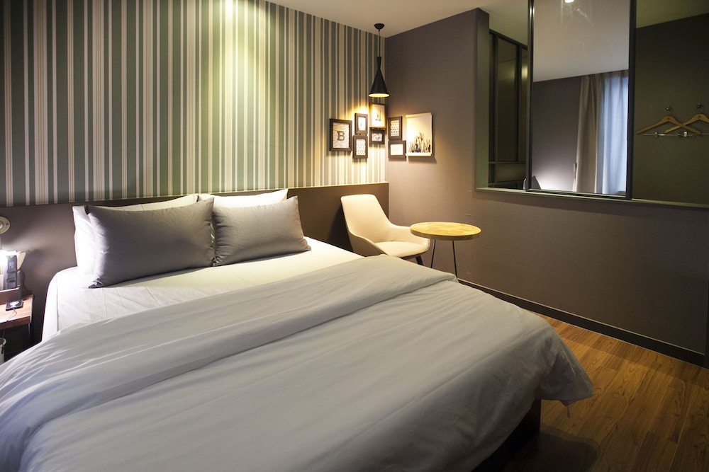 Brown Dot Hotel 8/39