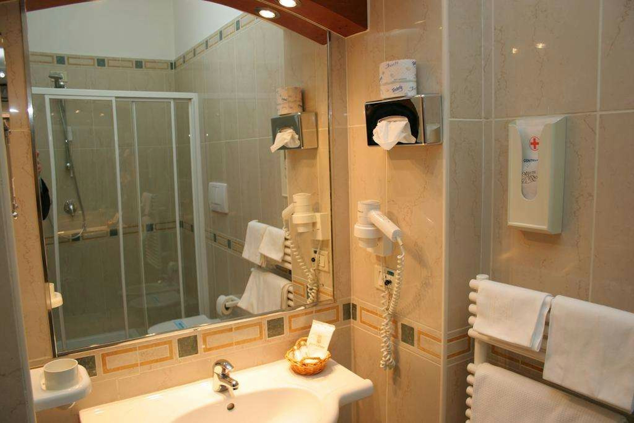 Adria Hotel 41/44