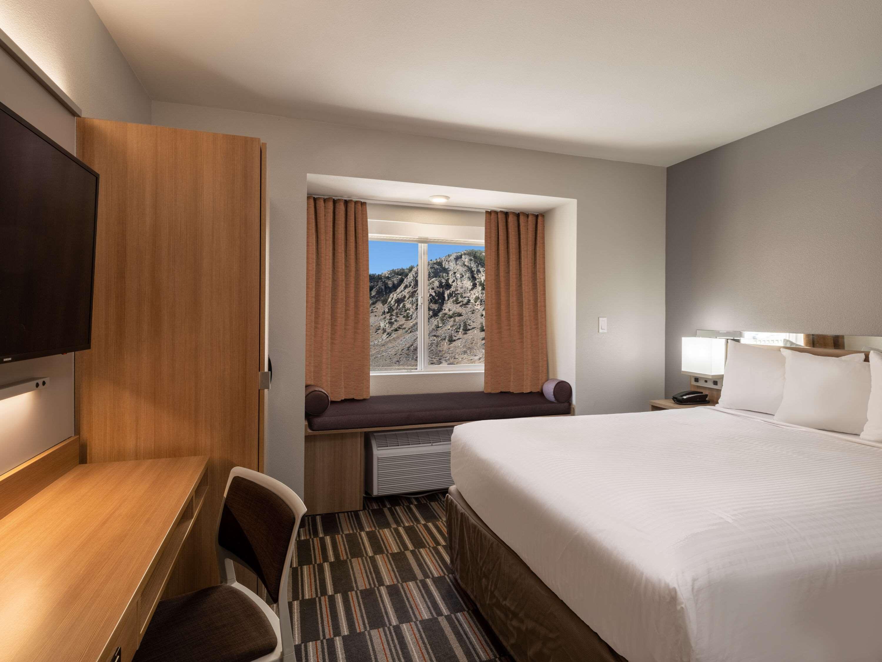 Room, Double Bed, Mountain View