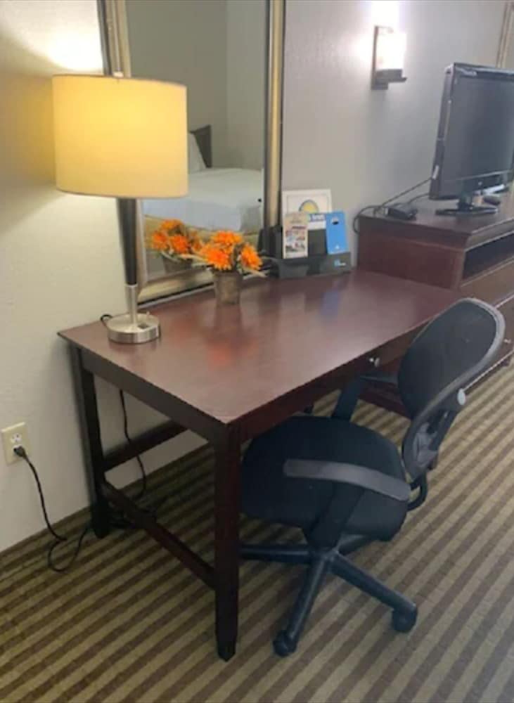 Days Inn by Wyndham Ocean Springs 25/32