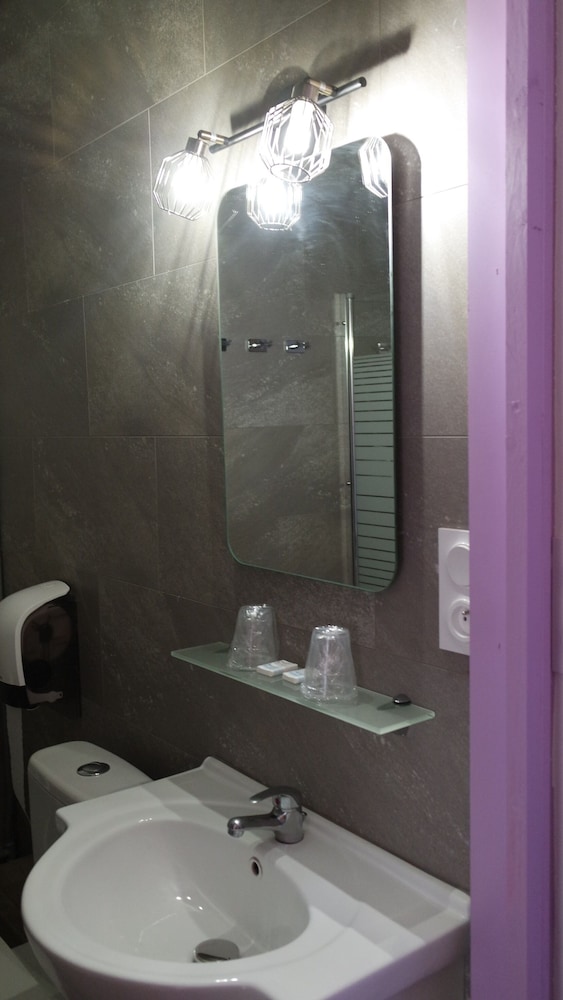 Cecil Hotel 47/49