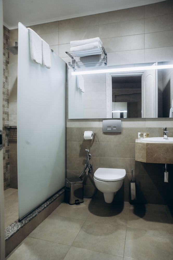 Colosseum Marina Hotel Batumi 70/72