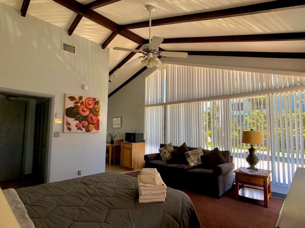 Avalon Resort 58/76