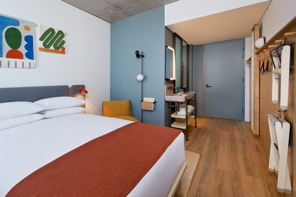 Connecting, Loft, Family, Queen Bed, Airport View