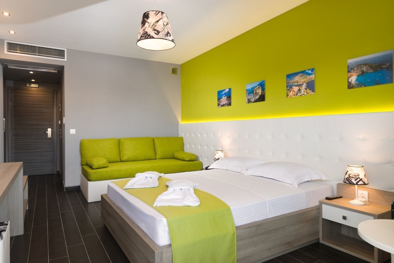 TRIPLE ROOM