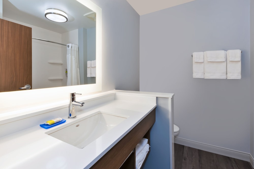 Holiday Inn Express And Suites Cedar Springs Grand Rapids North 17/42