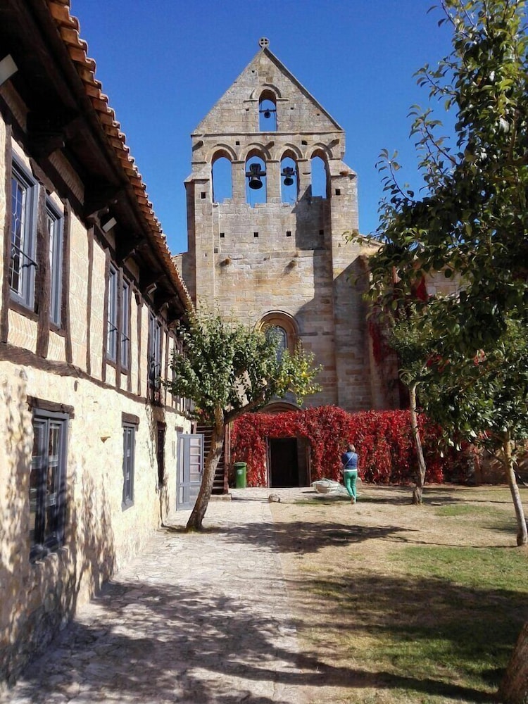 POSADA SANTA MARIA LA REAL 71/75