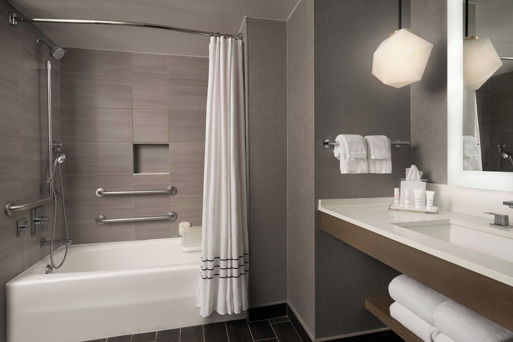 غرفة بسرير كينج بشرفة لذوي الإعاقة، Warner Center Marriott Woodland Hills 3/6