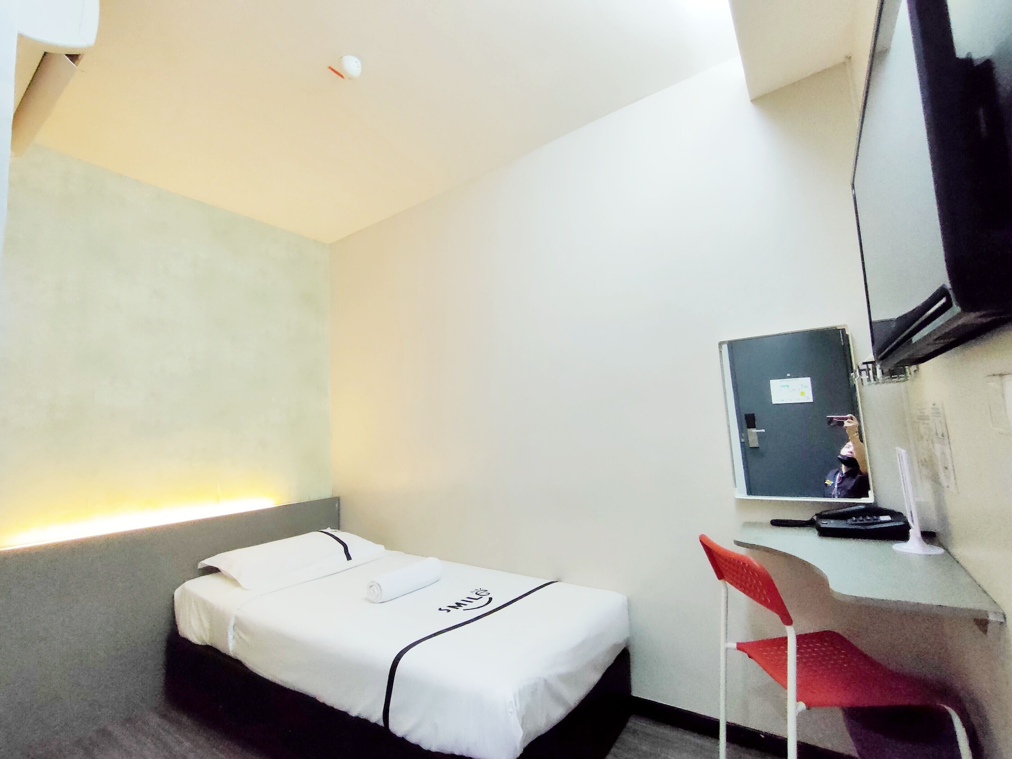 ROOM, SINGLE