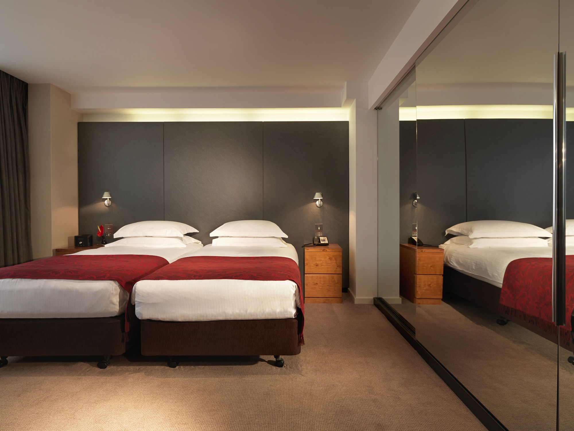 GARDEN, TWIN BEDS