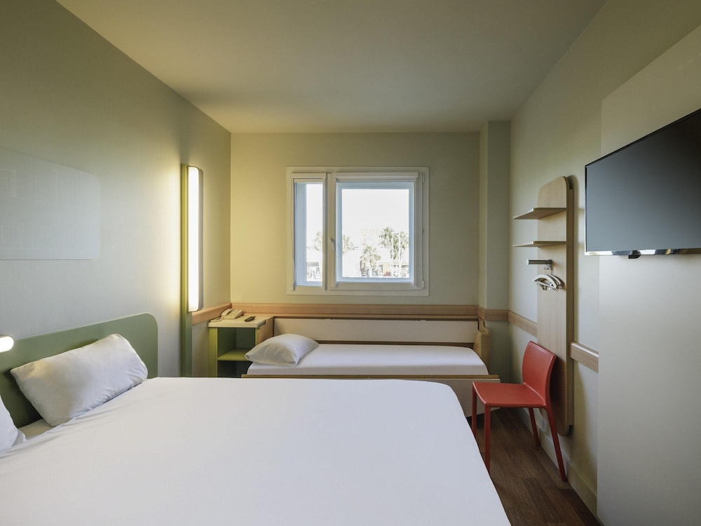 ROOM, TWIN BEDS