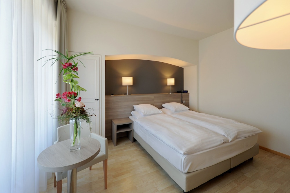 Hotel De La Rose 20/36