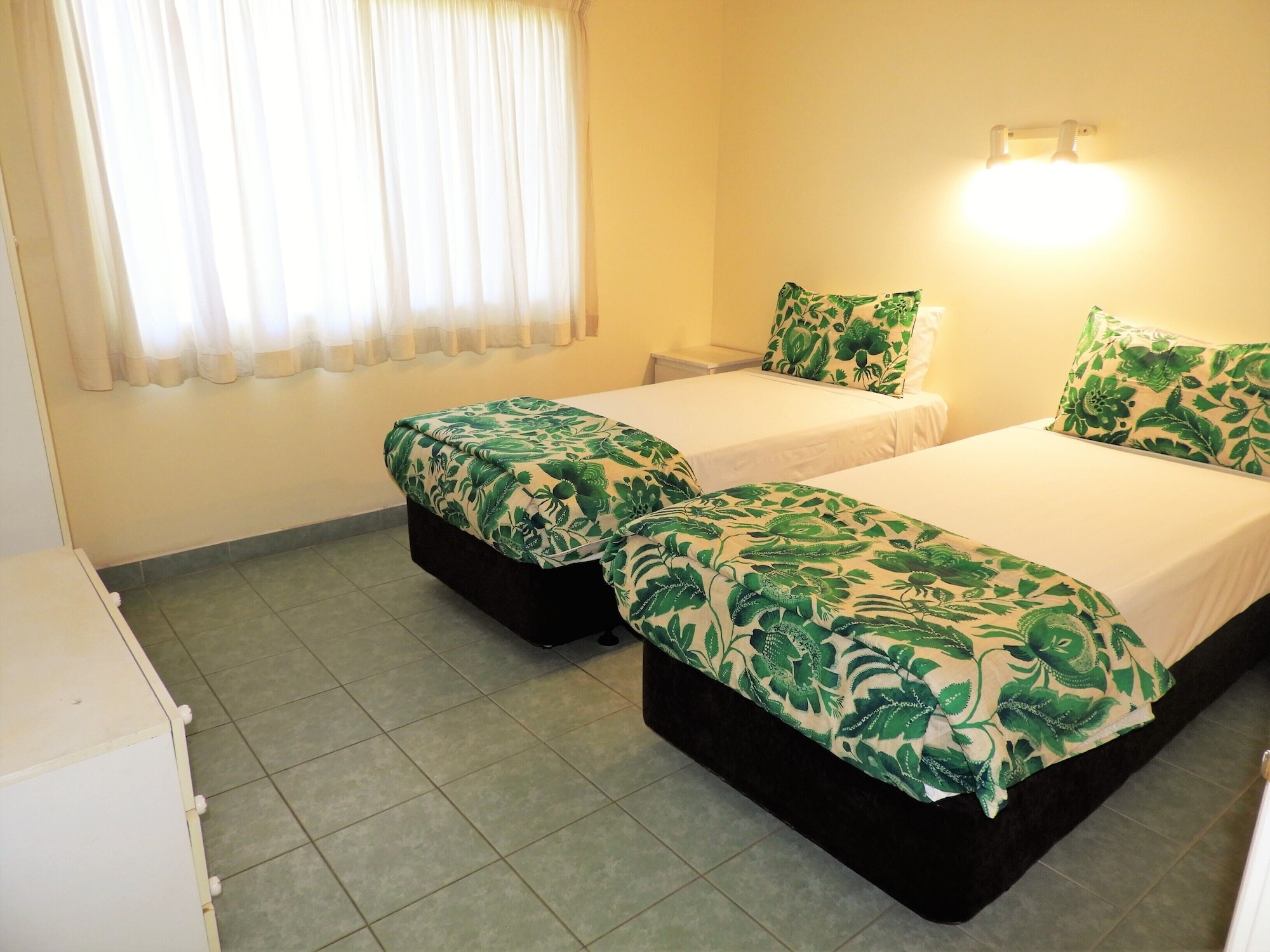 3 Bedrooms, Garden Villa, King and Twin Beds, Queen Bed، Edgewater Resort 4/10