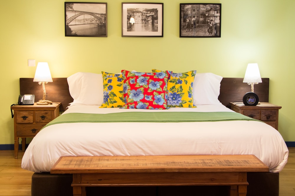 DELUXE, DOUBLE OR TWIN BED, CITY VIEW