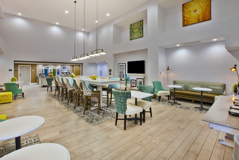 Hampton Inn & Suites Alliance 27/36