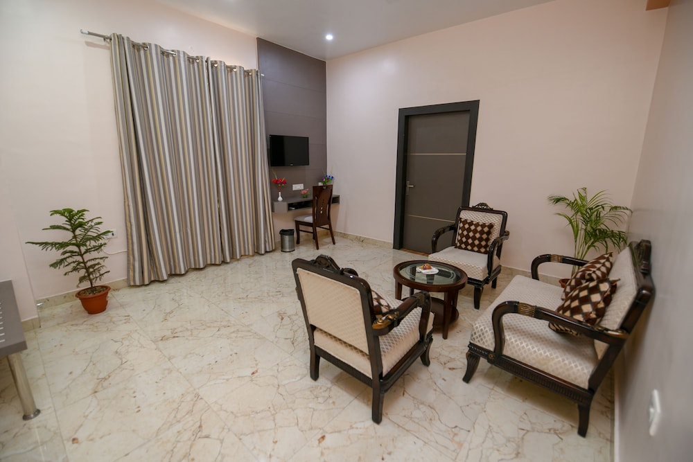 Hotel Jataka Inn 25/38