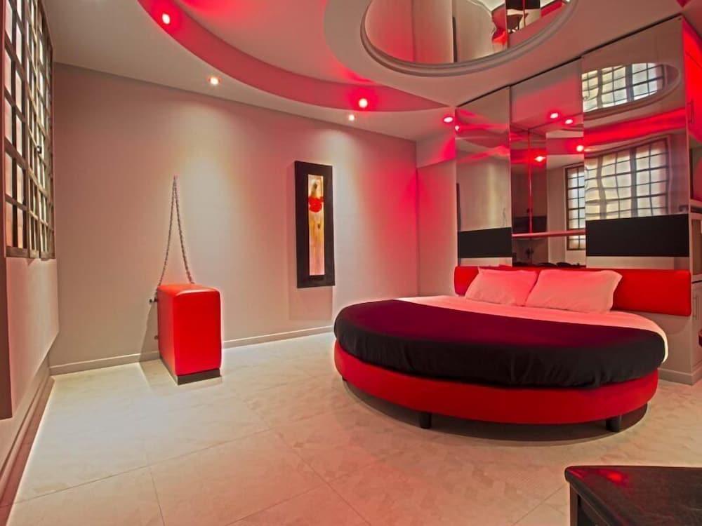 Silk Motel 2/10