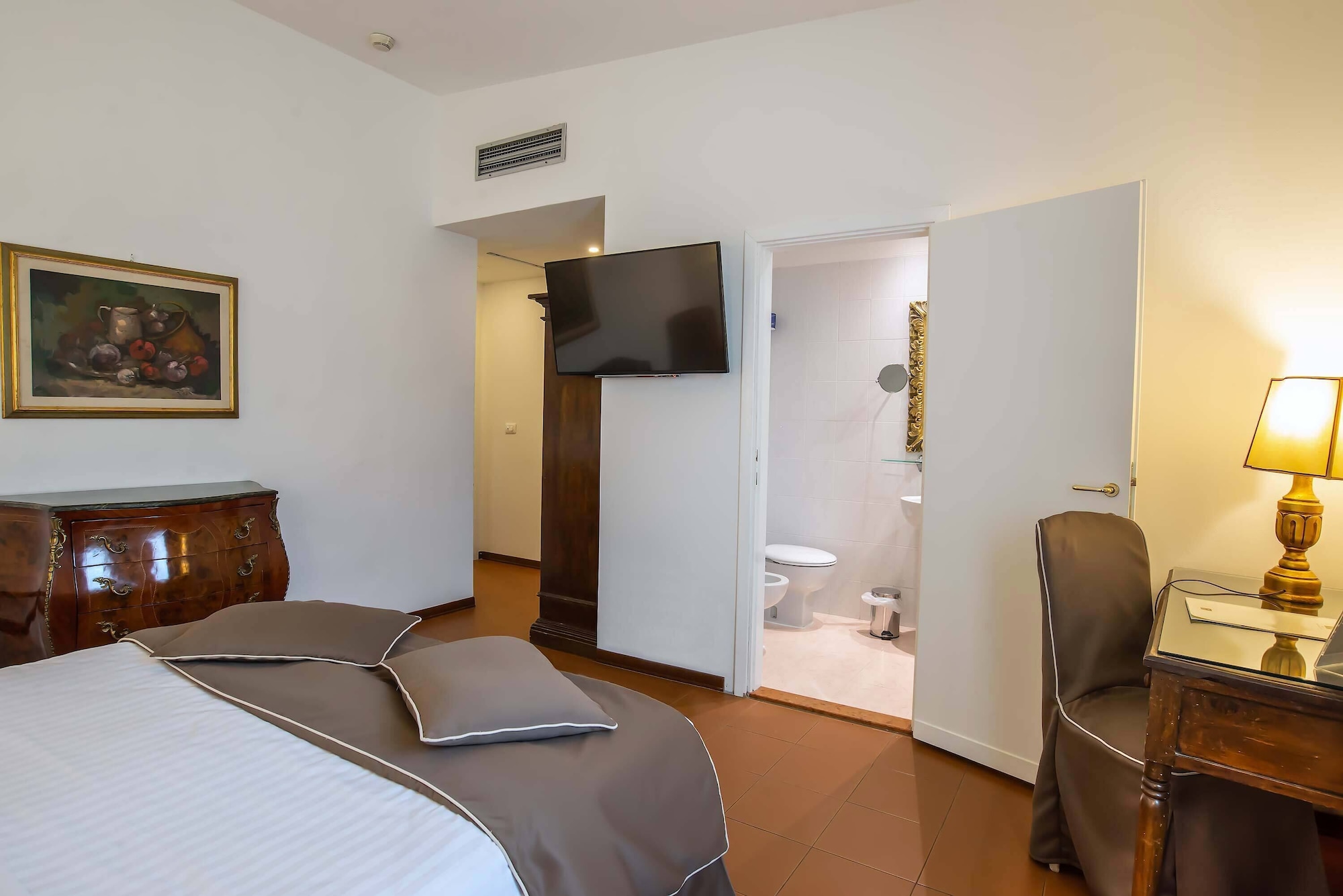 SUPERIOR, DOUBLE OR TWIN BED