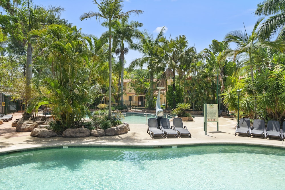 ASHMORE PALMS HOLIDAY VILLAGE 76/78