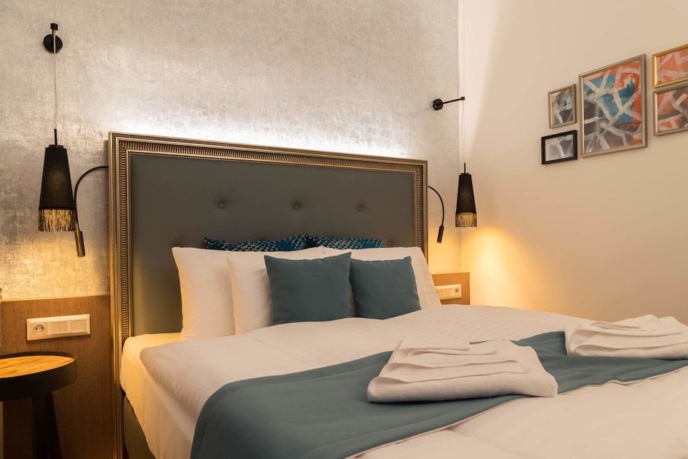 DELUXE, QUEEN BED
