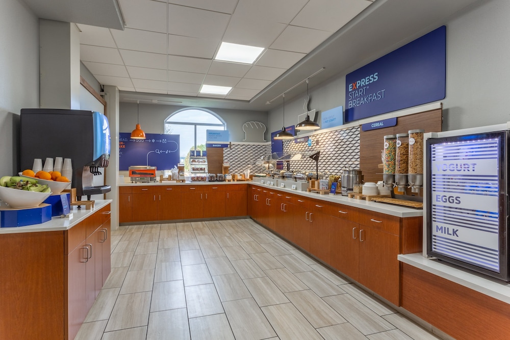 Holiday Inn Express Rockford Loves Park 14/65