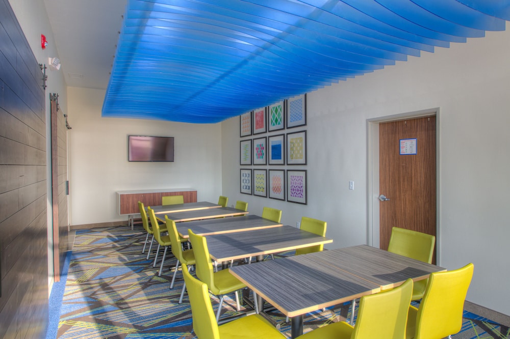 Holiday Inn Express & Suites Remington 41/49