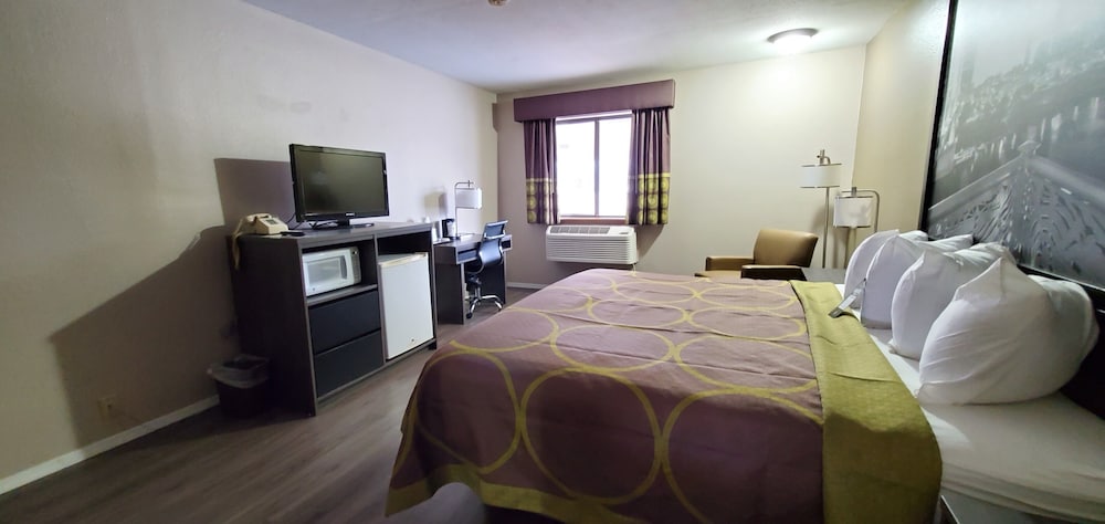 Super 8 by Wyndham Paris TN 5/31