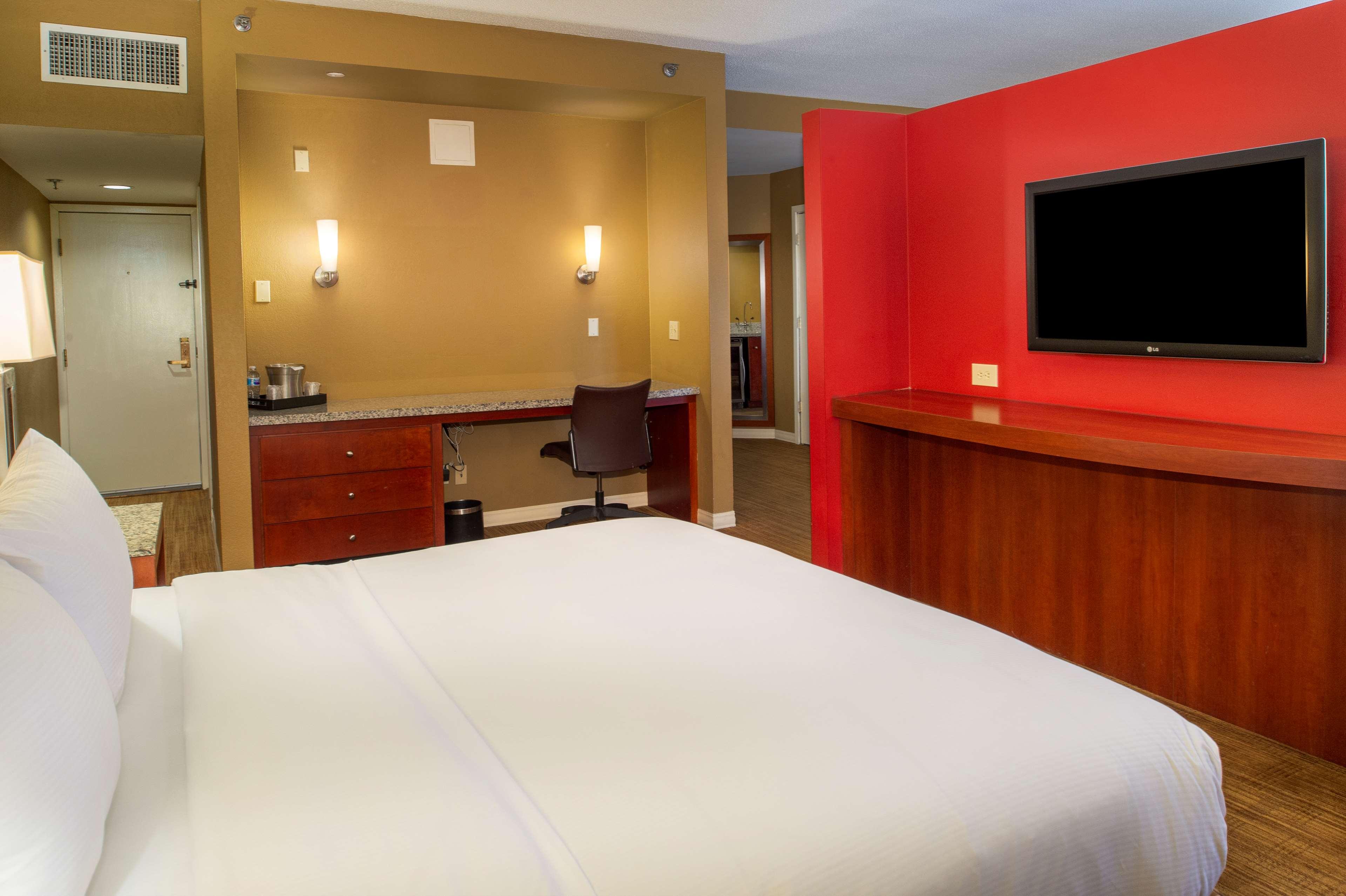 1 BEDROOM, DELUXE, SUITE, KING BED, SOFA