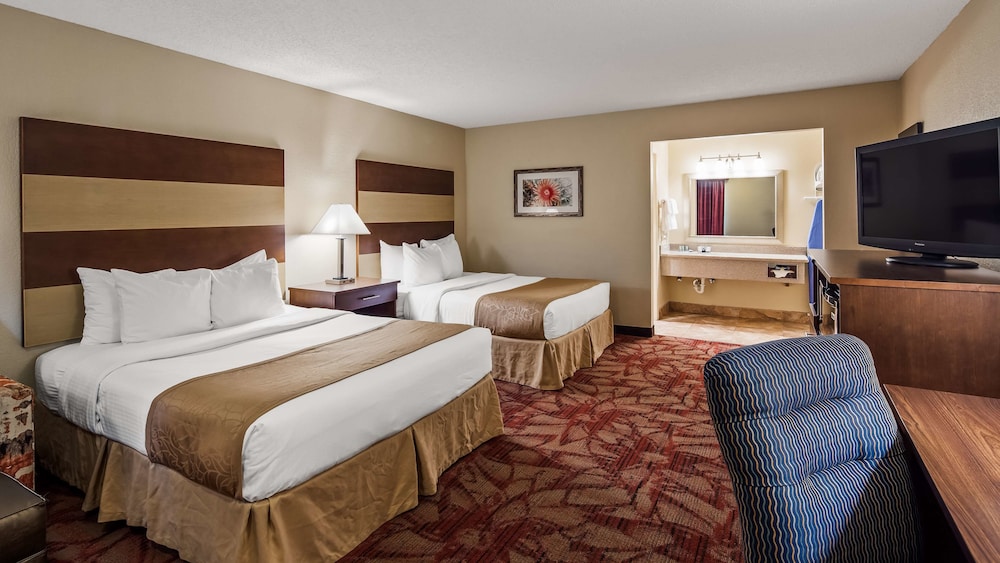 غرفة قياسية كبيرة بسريرين كوين بإطلالة على الفناء، Best Western Pine Springs Inn 3/10
