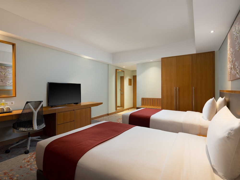Holiday Inn Hotel Suites Jakarta Gajah Mada 24/77