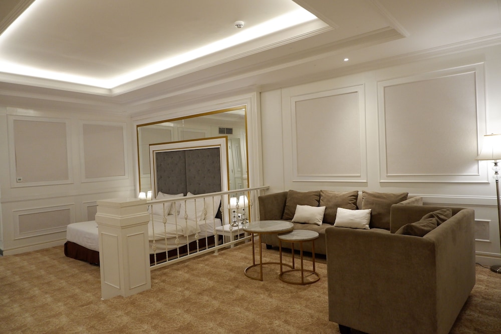The Grantage Hotel and Sky Lounge 24/50