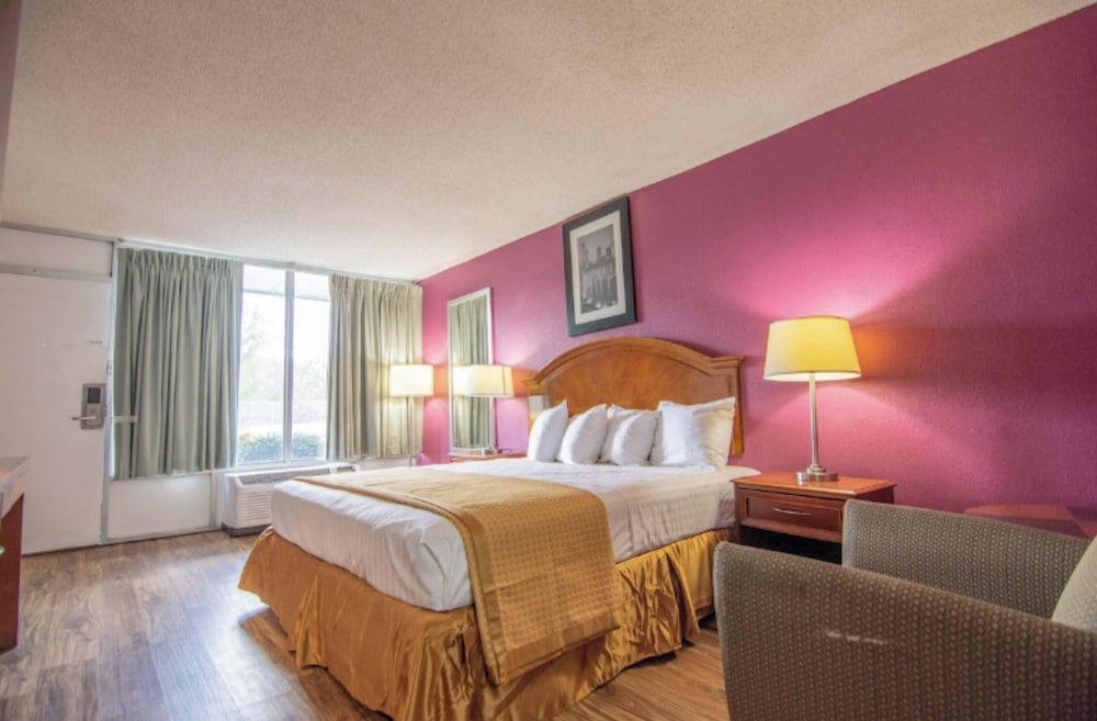 Reidsville Inn & Suites Hwy 29 4/15