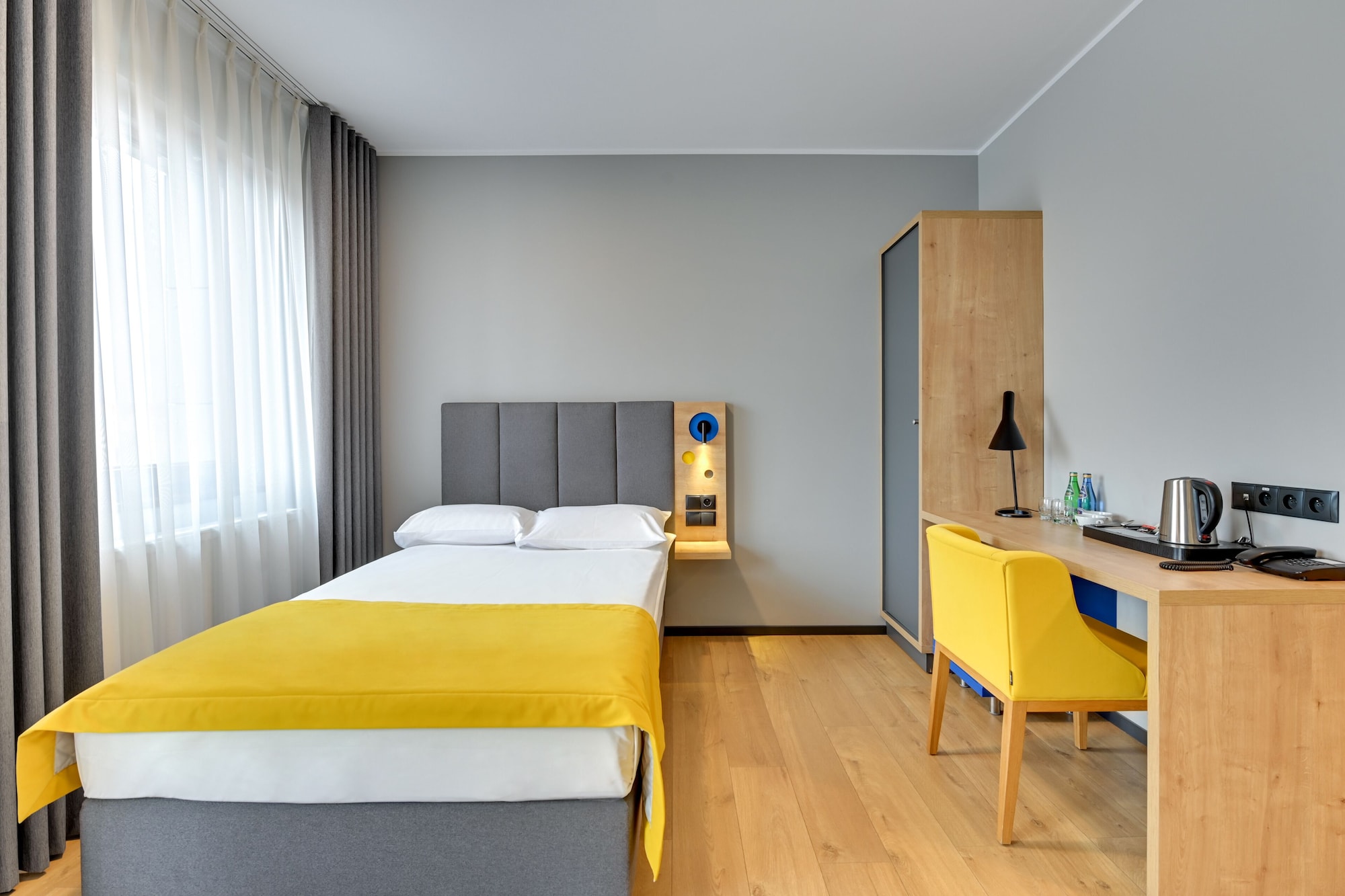 ROOM, SINGLE