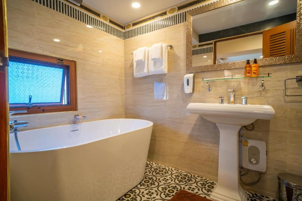 Siri Nakornpink Chiang Mai Hotel 73/75