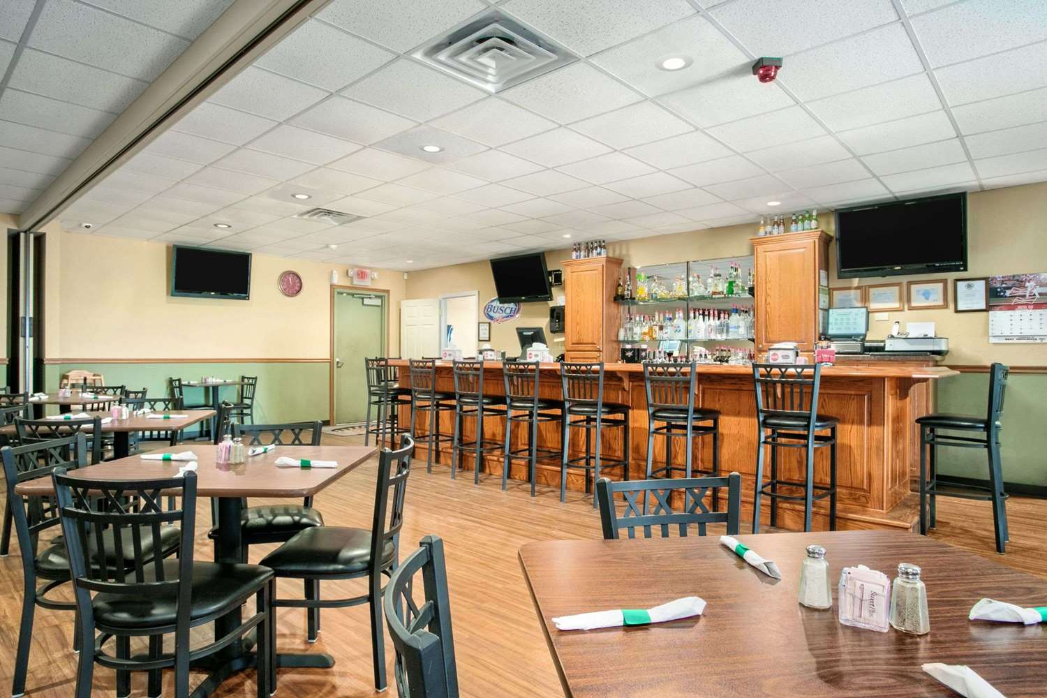 Super 8 by Wyndham Grayville 15/20