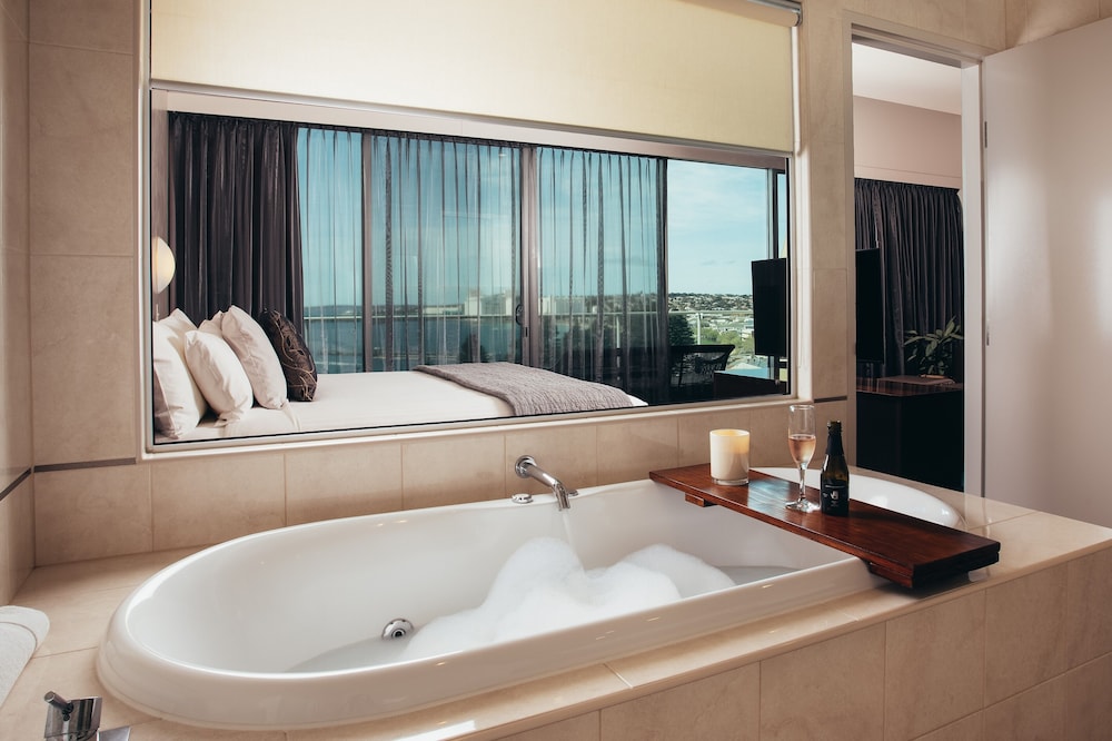 The Port Lincoln Hotel 50/50